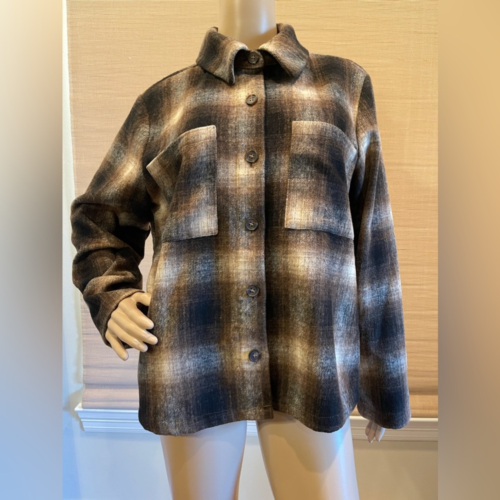 Melloday shirt jacket. Button up. Front button pockets. Size L